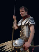 Römischer Soldat mit Helm und Pilum